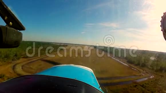 小飞机降落视频的预览图
