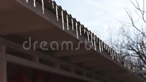 很多冰柱在屋顶上融化视频的预览图