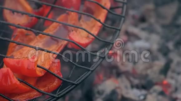 烤架上的甜红椒他在烧烤上抽烟视频的预览图