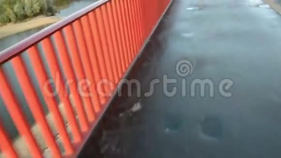 大河桥和红轨上的步行摄像头视频的预览图