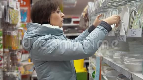 一个年轻的女人在商店里选菜视频的预览图