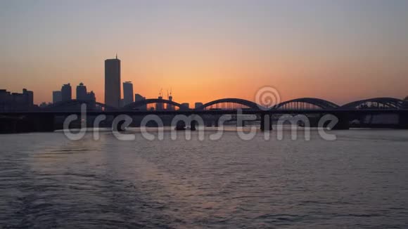 从汉江游船观赏首尔晚城视频的预览图