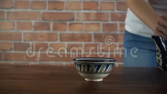 亚洲茶壶和女人倒茶视频的预览图