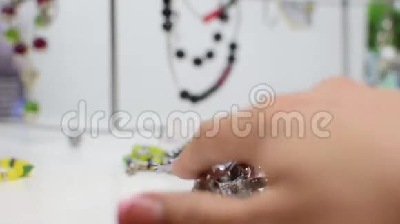 珠宝绿黑白色项链和手镯特写视频的预览图