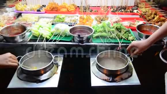 人们在餐馆购买和烹饪马来西亚风格的乐乐食品视频的预览图