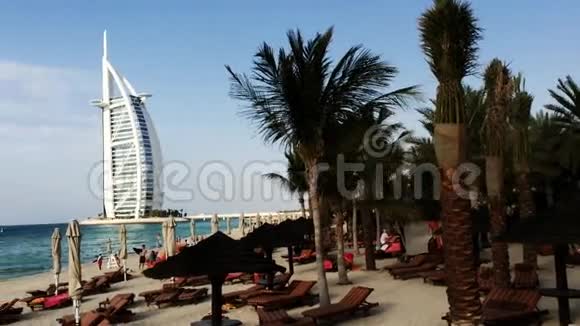 阿拉伯联合酋长国迪拜BurjAlArab的Jumeira海滩和旅馆的Pan射击视频的预览图