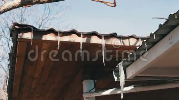很多冰柱在屋顶上融化视频的预览图