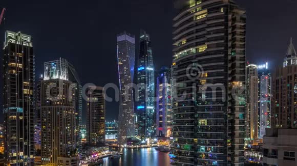迪拜海滨住宅和办公室摩天大楼的空中景观带海滨夜景视频的预览图