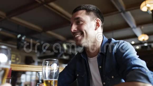 快乐的年轻人在酒吧或酒吧喝啤酒视频的预览图