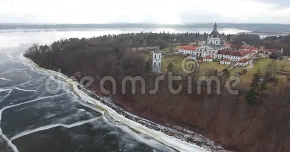 冰冻湖畔的老教堂视频的预览图