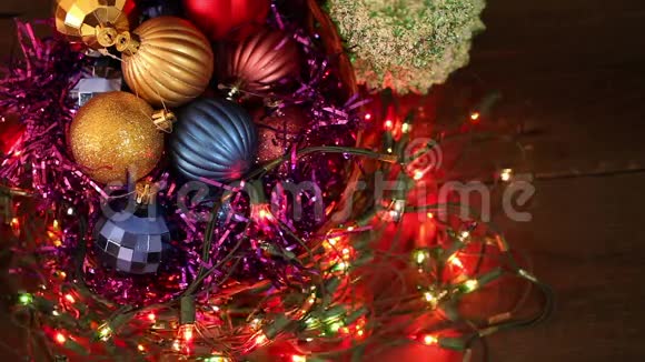 圣诞球和花环闪烁纠结视频的预览图