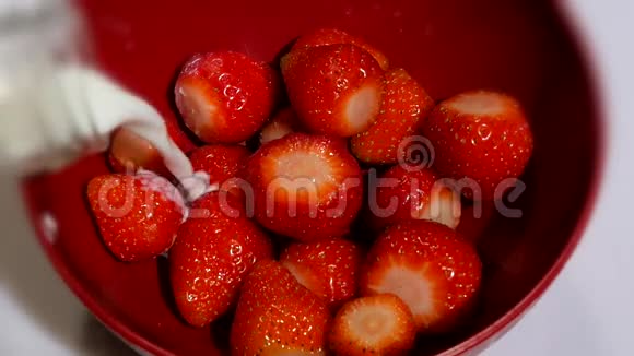 早餐时间草莓和新鲜牛奶视频的预览图