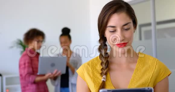 在现代办公室使用数码平板电脑的白种人女性高管视频的预览图