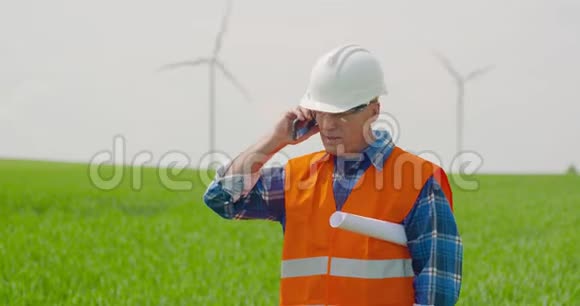 工程师在农场散步时讲手机视频的预览图