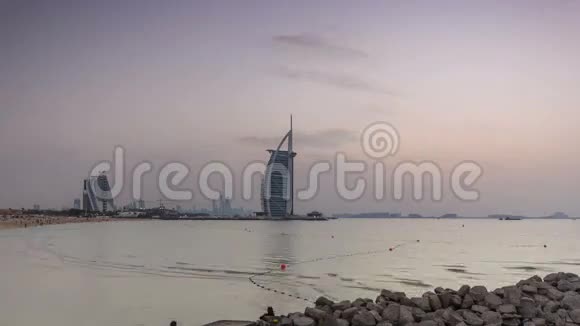 迪拜天际线与BurjAl阿拉伯酒店白天和夜间时间推移视频的预览图