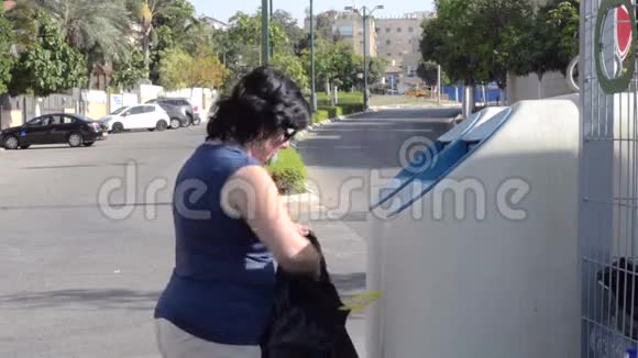 在街上使用回收容器视频的预览图