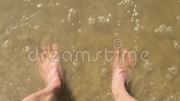 脚浪的海上慢动作视频男游客站在水溅的海洋里双脚踩在他身上视频的预览图