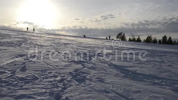 冬天孩子们骑着雪橇下山视频的预览图