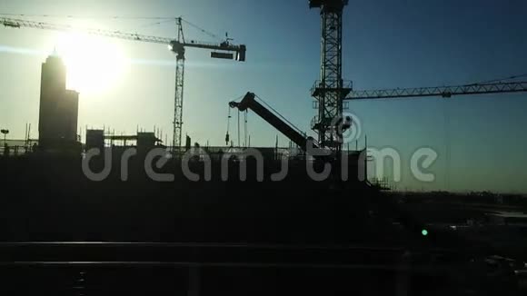 阿拉伯联合酋长国迪拜建筑工地起重机跟踪射击视频的预览图