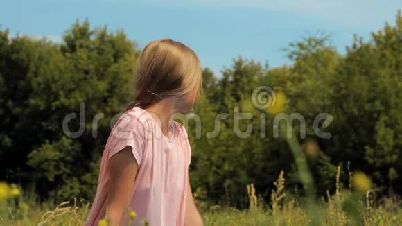 阳光明媚的夏日一个可爱的成年女孩在公园户外做瑜伽视频的预览图