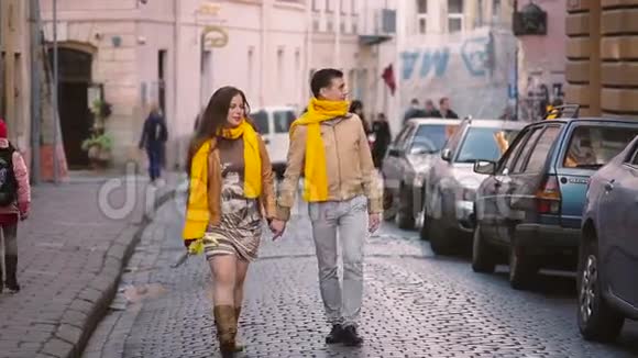 恋爱中的年轻一对夫妇走过利沃夫的老城视频的预览图