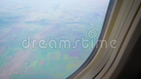 从飞机舷窗可以看到高空飞行在云层上方视频的预览图