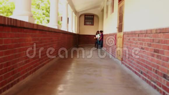 可爱的学生走在大厅里视频的预览图