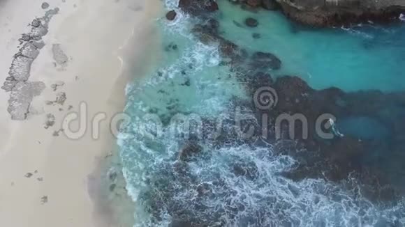 海浪冲刷着荒芜海滩的海岸视频的预览图