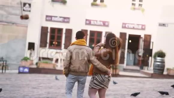 恋爱中的年轻一对夫妇走过利沃夫的老城视频的预览图