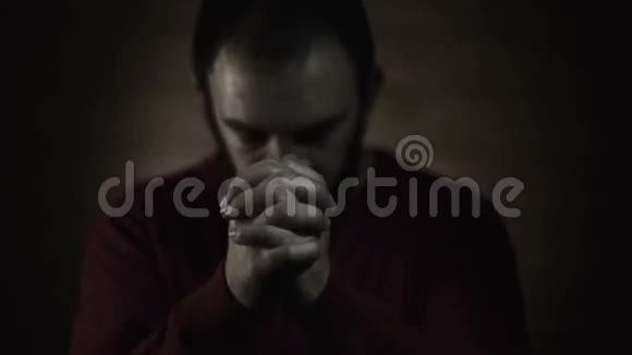手势向上帝祈祷的人黑白视频的预览图