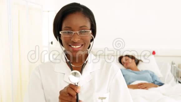 病房里微笑的护士拿着听诊器视频的预览图