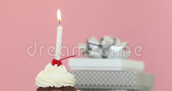 纸杯蛋糕粉色背景的蜡烛视频的预览图