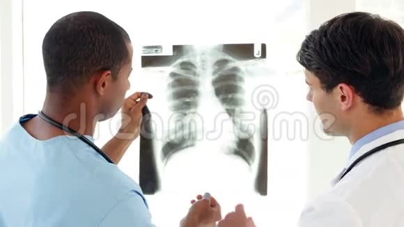 外科医生和医生一起检查X光视频的预览图