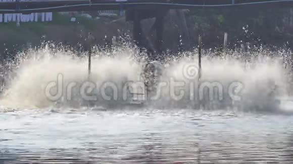 在运河上的黑色水中的桨轮曝气器视频的预览图