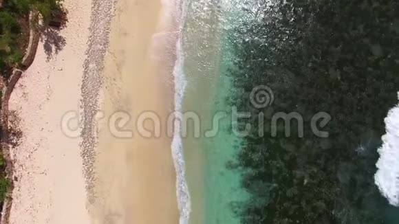 海浪冲刷着荒芜海滩的海岸视频的预览图