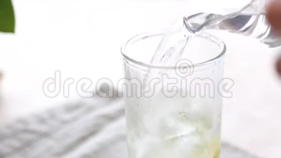 玻璃加冷水加柠檬冰和薄荷视频的预览图