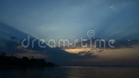 泰国夕阳余晖伴着海上的云视频的预览图