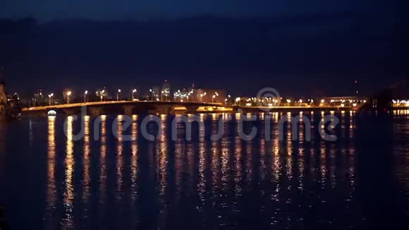 夜晚城市的灯光和有倒影的桥视频的预览图