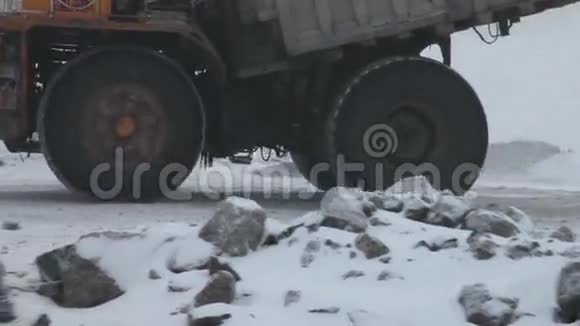 重型矿用自卸车视频的预览图