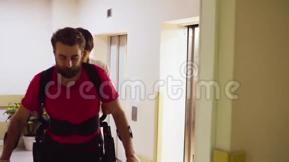 在机器人外骨骼中行走的残疾青年视频的预览图