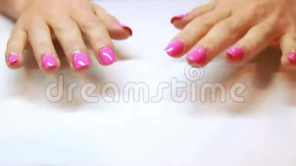 手呈现清新粉色美甲视频的预览图
