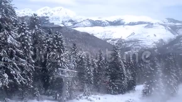 从缆车舱里你可以看到山和滑雪站视频的预览图