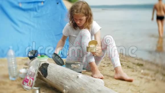 女人在露营时用帐篷做食物视频的预览图