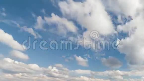 经过时的风景有山峰和多云的天空视频的预览图