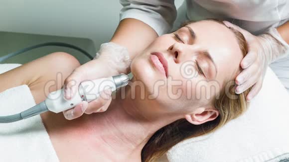 专业美容师用器械按摩女性面部视频的预览图