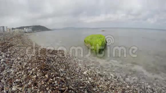 美丽的度假海滩与石头鹅卵石在罗德岛希腊延时4K视频的预览图