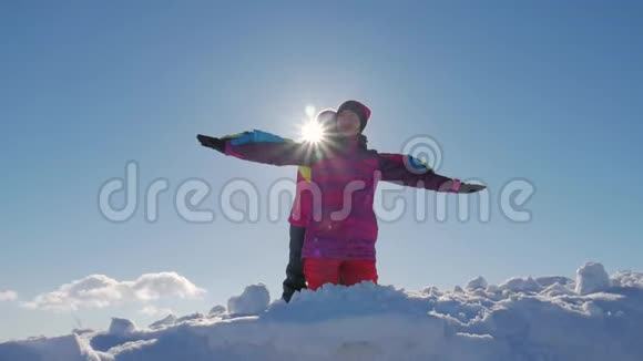 母女俩在下雪的冬日玩耍视频的预览图