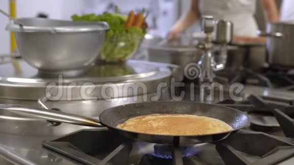 专业厨房做煎饼视频的预览图