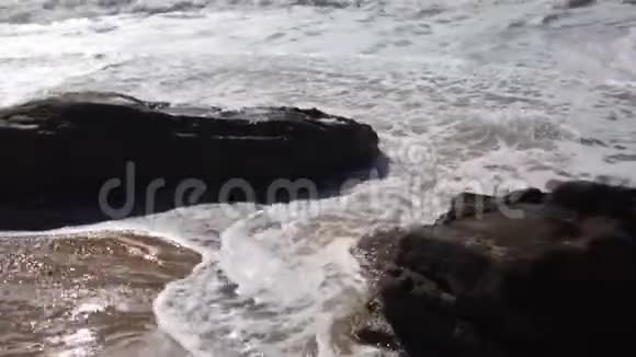 海浪拍打着视频的预览图