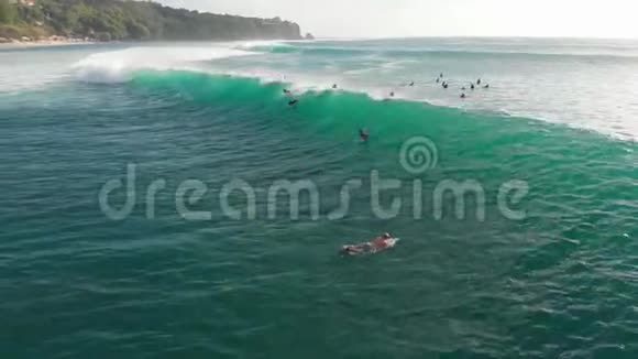 海浪和冲浪者的空中视野冲浪和海浪视频的预览图